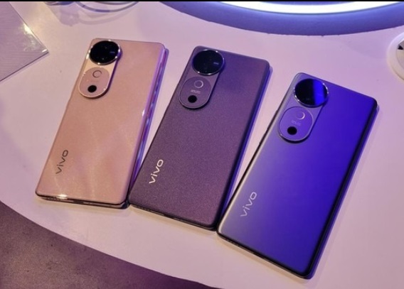smartphone Vivo V40 tersedia dalam tiga pilihan warna menarik: Platinum Silver (perak), Ceramic Peach (jingga), dan Chrome Purple (ungu)