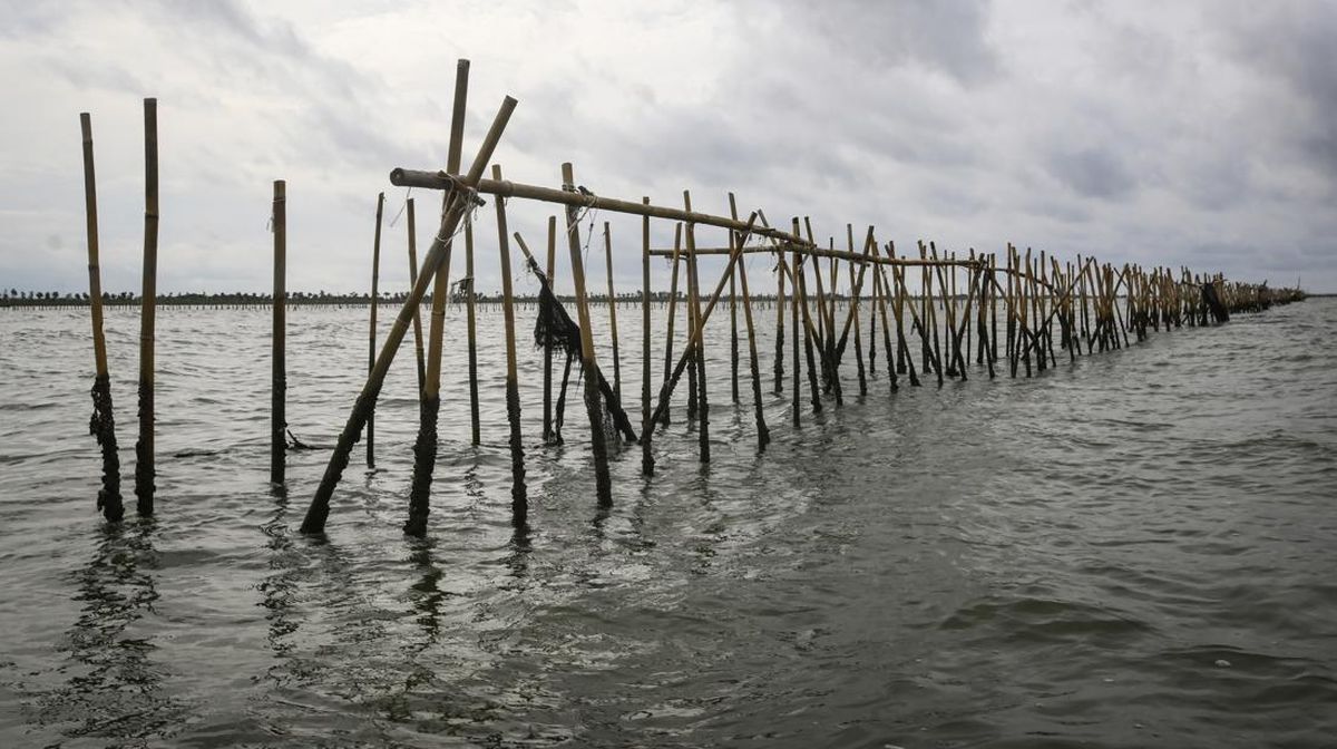 Pembangunan Pagar Misterius di Laut