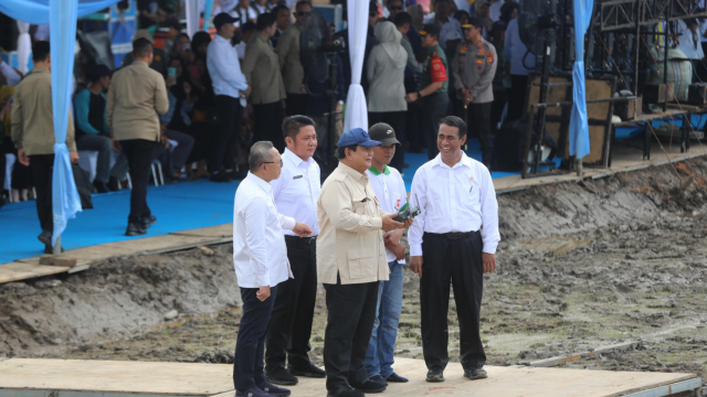 Presiden Prabowo dan Mentan Amran Pimpin Tanam Padi